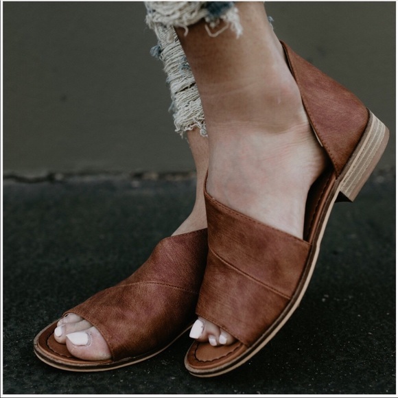 LAST 1️⃣ Soft Vegan Leather Cut Out Shank Flat - Picture 2 of 8